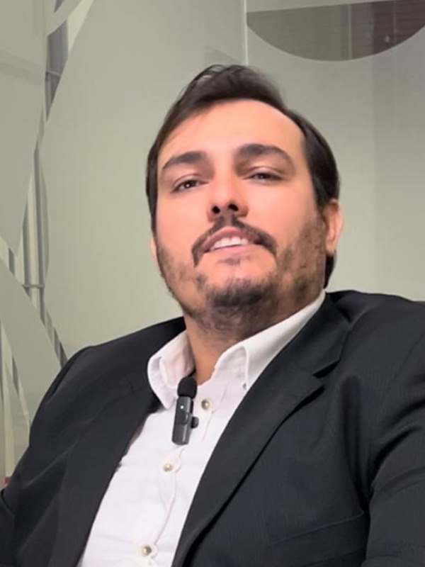 Dr. Rodrigo Tambara Marques no escritório